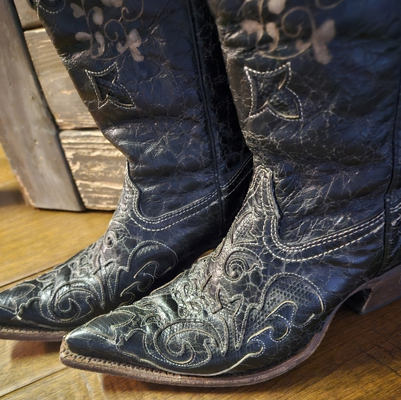 Stylish Black Embroidered Corral Women's Cowboy Boots - Picture 2 of 12